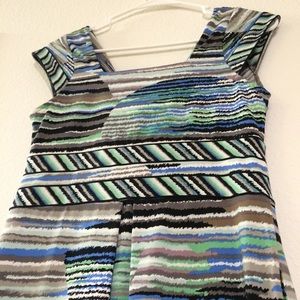 Robe Cocktail BCBGMAXAZRIA Taille 4 - Imprimé Coloré Haut / Bas Noir - Crayon Sans Manches - Très Bon état